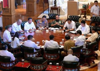 Presiden Prabowo Subianto memanggil Menteri Koordinator Bidang Politik dan Keamanan, Bapak Budi Gunawan, beserta para menteri dan pejabat di bawah koordinasi Menko Polkam, di kediaman pribadinya di Hambalang, Kabupaten Bogor, Jawa Barat, pada Senin, 23 Juni 2025. Sumber Foto : Sekretariat Kabinet.