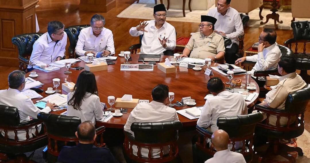 Dalam ratas yang diselenggarakan di kediaman pribadi Presiden di Hambalang, Kabupaten Bogor, Jawa Barat, pada Senin, 23 Juni 2025, pemerintah semakin mematangkan rencana penyelenggaraan Sekolah Rakyat, yang dijadwalkan akan dimulai pada tahun ajaran 2025-2026. Sumber foto : Sekretariat Kabinet.