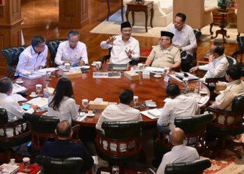 Dalam ratas yang diselenggarakan di kediaman pribadi Presiden di Hambalang, Kabupaten Bogor, Jawa Barat, pada Senin, 23 Juni 2025, pemerintah semakin mematangkan rencana penyelenggaraan Sekolah Rakyat, yang dijadwalkan akan dimulai pada tahun ajaran 2025-2026. Sumber foto : Sekretariat Kabinet.