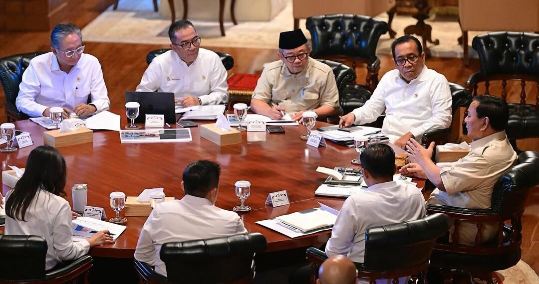 Presiden Prabowo dalam rapat terbatas untuk membahas percepatan pembangunan Sekolah Garuda, bersama Menteri Pendidikan Tinggi, Sains, dan Teknologi, Bapak Brian Yuliarto, beserta jajaran terkait di kediaman pribadi Presiden di Hambalang, Kabupaten Bogor, Jawa Barat, pada Senin, 23 Juni 2025. Sumber foto : Sekretariat Kabinet.