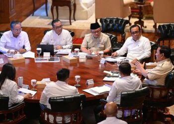 Presiden Prabowo dalam rapat terbatas untuk membahas percepatan pembangunan Sekolah Garuda, bersama Menteri Pendidikan Tinggi, Sains, dan Teknologi, Bapak Brian Yuliarto, beserta jajaran terkait di kediaman pribadi Presiden di Hambalang, Kabupaten Bogor, Jawa Barat, pada Senin, 23 Juni 2025. Sumber foto : Sekretariat Kabinet.