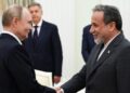 Presiden Rusia Vladimir Putin bertemua dengan Menteri Luar Negeri Iran Abbas Araghchi di Moskow, Senin (23/06).