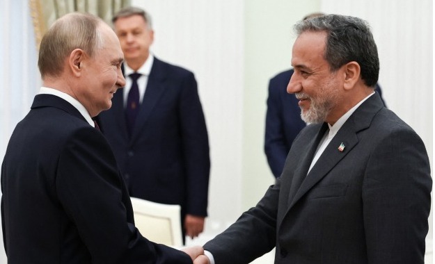 Presiden Rusia Vladimir Putin bertemua dengan Menteri Luar Negeri Iran Abbas Araghchi di Moskow, Senin (23/06).