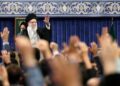 Pemimpin Tertinggi Iran, Ayatollah Ali Khamenei, melambaikan tangan saat menghadiri sebuah pertemuan di Teheran, Iran, 20 Mei 2025. Sumber foto : Kantor Pemimpin Tertinggi Iran/WANA [West Asia News Agency]/REUTERS).