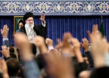 Pemimpin Tertinggi Iran, Ayatollah Ali Khamenei, melambaikan tangan saat menghadiri sebuah pertemuan di Teheran, Iran, 20 Mei 2025. Sumber foto : Kantor Pemimpin Tertinggi Iran/WANA [West Asia News Agency]/REUTERS).