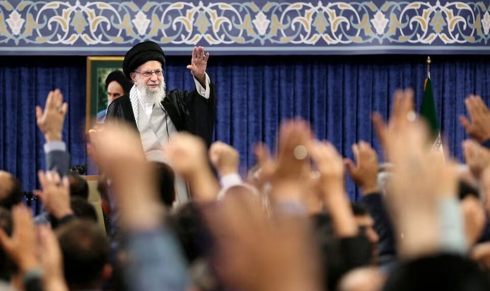 Pemimpin Tertinggi Iran, Ayatollah Ali Khamenei, melambaikan tangan saat menghadiri sebuah pertemuan di Teheran, Iran, 20 Mei 2025. Sumber foto : Kantor Pemimpin Tertinggi Iran/WANA [West Asia News Agency]/REUTERS).