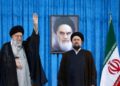 Cucu Ayatollah Ruhollah Khomeini, Hassan Khomeini, berdiri di samping Pemimpin Tertinggi Iran Ayatollah Ali Khamenei dalam peringatan 36 tahun wafatnya pemimpin Revolusi Islam Iran 1979, Ayatollah Ruhollah Khomeini, di makam Khomeini di Tehran selatan, Iran, pada 4 Juni 2025. Sumber Foto dari Kantor Pemimpin Tertinggi Iran/WANA (West Asia News Agency) dan Disiarkan melalui REUTERS.