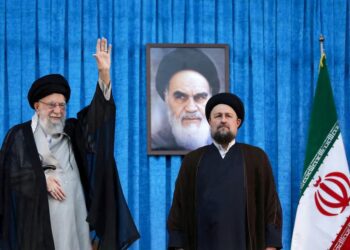 Cucu Ayatollah Ruhollah Khomeini, Hassan Khomeini, berdiri di samping Pemimpin Tertinggi Iran Ayatollah Ali Khamenei dalam peringatan 36 tahun wafatnya pemimpin Revolusi Islam Iran 1979, Ayatollah Ruhollah Khomeini, di makam Khomeini di Tehran selatan, Iran, pada 4 Juni 2025. Sumber Foto dari Kantor Pemimpin Tertinggi Iran/WANA (West Asia News Agency) dan Disiarkan melalui REUTERS.