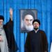 Cucu Ayatollah Ruhollah Khomeini, Hassan Khomeini, berdiri di samping Pemimpin Tertinggi Iran Ayatollah Ali Khamenei dalam peringatan 36 tahun wafatnya pemimpin Revolusi Islam Iran 1979, Ayatollah Ruhollah Khomeini, di makam Khomeini di Tehran selatan, Iran, pada 4 Juni 2025. Sumber Foto dari Kantor Pemimpin Tertinggi Iran/WANA (West Asia News Agency) dan Disiarkan melalui REUTERS.