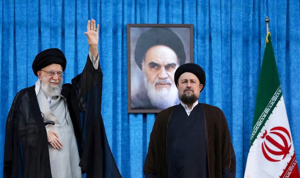Cucu Ayatollah Ruhollah Khomeini, Hassan Khomeini, berdiri di samping Pemimpin Tertinggi Iran Ayatollah Ali Khamenei dalam peringatan 36 tahun wafatnya pemimpin Revolusi Islam Iran 1979, Ayatollah Ruhollah Khomeini, di makam Khomeini di Tehran selatan, Iran, pada 4 Juni 2025. Sumber Foto dari Kantor Pemimpin Tertinggi Iran/WANA (West Asia News Agency) dan Disiarkan melalui REUTERS.