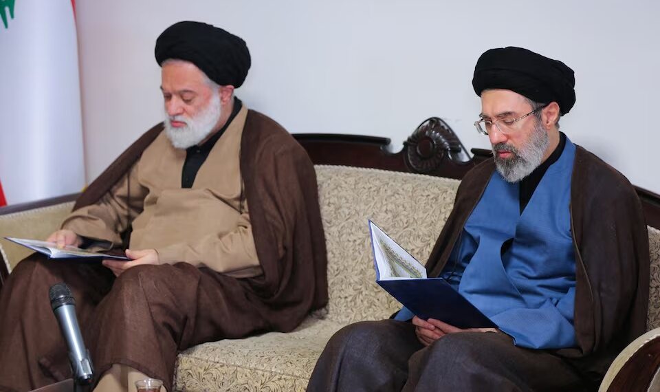 Mojtaba Khamenei, putra kedua Pemimpin Tertinggi Iran Ayatollah Ali Khamenei, mengunjungi kantor Hizbullah di Tehran, Iran, pada 1 Oktober 2024. Foto dari Kantor Pemimpin Tertinggi Iran/WANA (West Asia News Agency). Disiarkan melalui REUTERS