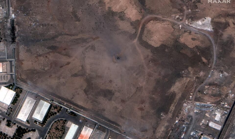 Citra satelit memperlihatkan tampilan dekat kawah di atas fasilitas bawah tanah Natanz Enrichment Facility, setelah dihantam serangan udara AS, dekat Natanz, Iran, 22 Juni 2025. Sumber Foto : Maxar Technologies. Disiarkan melalui REUTERS.