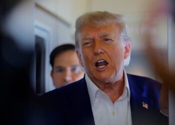 Presiden Amerika Serikat Donald Trump berbicara kepada wartawan di dalam pesawat Air Force One dalam perjalanan menuju KTT NATO di Den Haag, Belanda, 24 Juni 2025. Sumber foto : REUTERS.