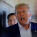 Presiden Amerika Serikat Donald Trump berbicara kepada wartawan di dalam pesawat Air Force One dalam perjalanan menuju KTT NATO di Den Haag, Belanda, 24 Juni 2025. Sumber foto : REUTERS.