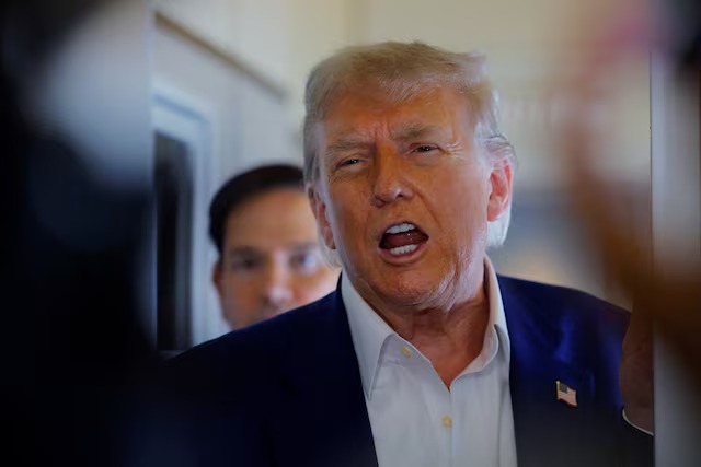 Presiden Amerika Serikat Donald Trump berbicara kepada wartawan di dalam pesawat Air Force One dalam perjalanan menuju KTT NATO di Den Haag, Belanda, 24 Juni 2025. Sumber foto : REUTERS.