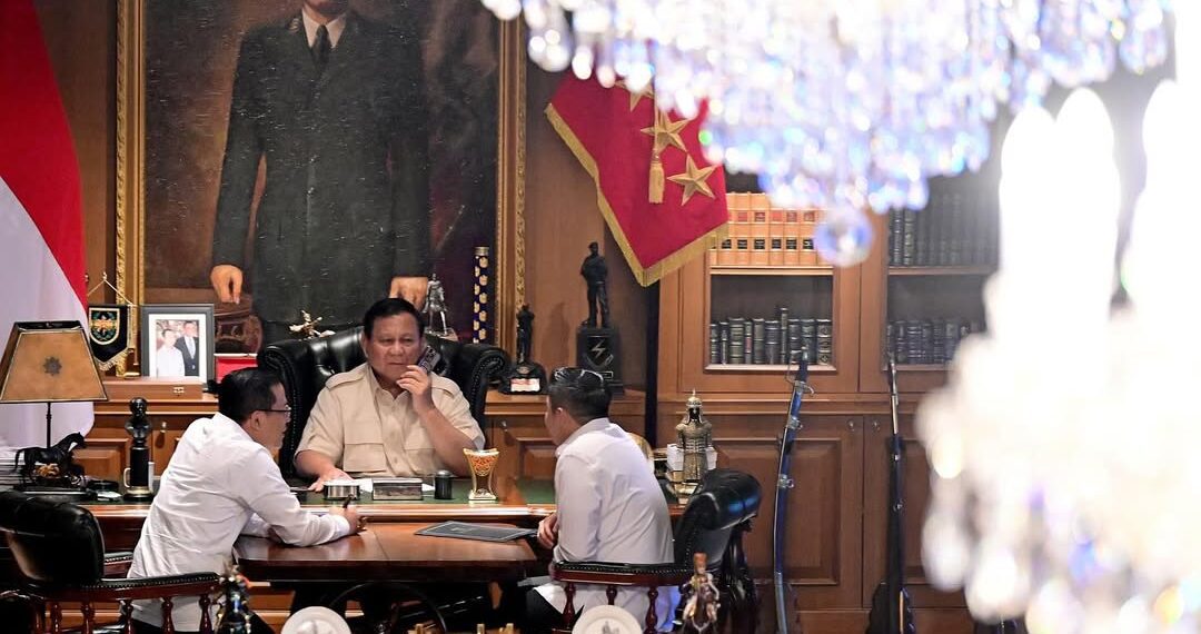Presiden Prabowo saat menerima telepon dari Presiden Korsel, Lee Jae-myung pada Senin malam (23/06). Sumber foto : Sekretariat Kabinet.
