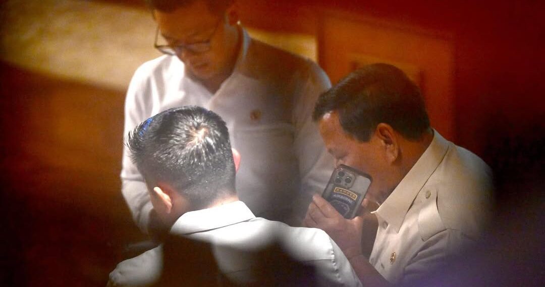 Presiden Prabowo saat menerima telepon dari Presiden Korsel, Lee Jae-myung pada Senin malam (23/06). Sumber foto : Sekretariat Kabinet.