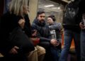 Calon Wali Kota New York Zohran Mamdani menaiki kereta bawah tanah usai menghadiri kegiatan kampanye di New York City, Amerika Serikat, 1 April 2025. Sumber foto : REUTERS.