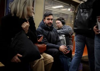 Calon Wali Kota New York Zohran Mamdani menaiki kereta bawah tanah usai menghadiri kegiatan kampanye di New York City, Amerika Serikat, 1 April 2025. Sumber foto : REUTERS.