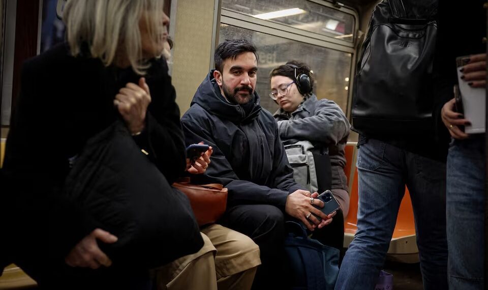 Calon Wali Kota New York Zohran Mamdani menaiki kereta bawah tanah usai menghadiri kegiatan kampanye di New York City, Amerika Serikat, 1 April 2025. Sumber foto : REUTERS.
