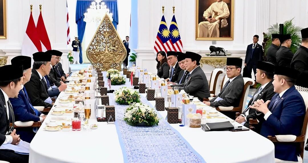 Pemerintah Indonesia saat melakukan dialog dengan rombongan dari Pemerintah Malaysia yang dipimpin PM Malaysia, Anwar Ibrahim. Sumber foto : Sekretariat Presiden.