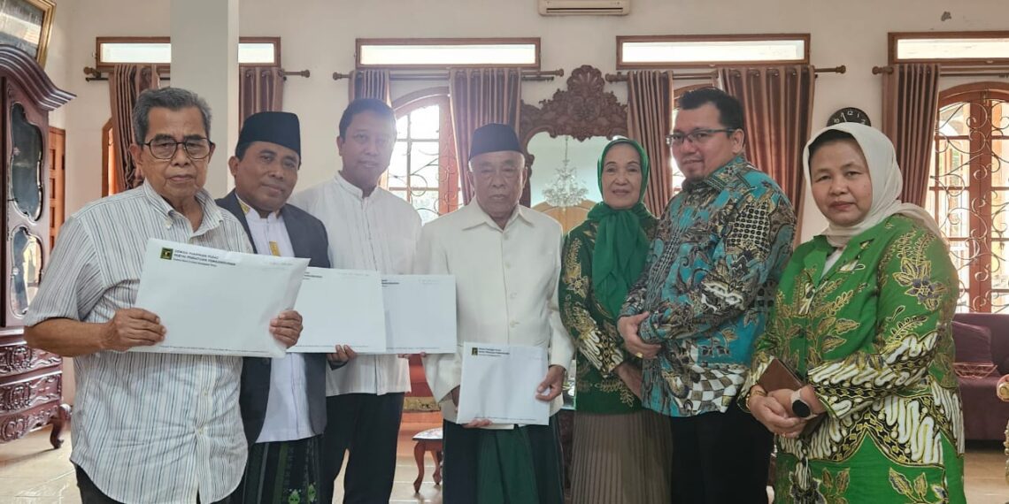 Ketua Mahhkamah Partai PPP Ade Irfan Pulungan didampingi anggotanya menyerahkan surat putusan kepada para majelis-majelis partai terkait gugatan fungsionaris 4 DPW PPP di Kediaman Ketua Majelis Kehormatan Partai KH Zarkasih Nur, di Ciputat, kemarin Minggu (13/7)