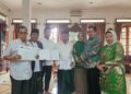 Ketua Mahhkamah Partai PPP Ade Irfan Pulungan didampingi anggotanya menyerahkan surat putusan kepada para majelis-majelis partai terkait gugatan fungsionaris 4 DPW PPP di Kediaman Ketua Majelis Kehormatan Partai KH Zarkasih Nur, di Ciputat, kemarin Minggu (13/7)