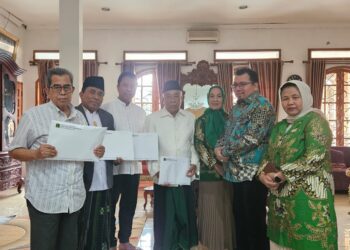 Ketua Mahhkamah Partai PPP Ade Irfan Pulungan didampingi anggotanya menyerahkan surat putusan kepada para majelis-majelis partai terkait gugatan fungsionaris 4 DPW PPP di Kediaman Ketua Majelis Kehormatan Partai KH Zarkasih Nur, di Ciputat, kemarin Minggu (13/7)