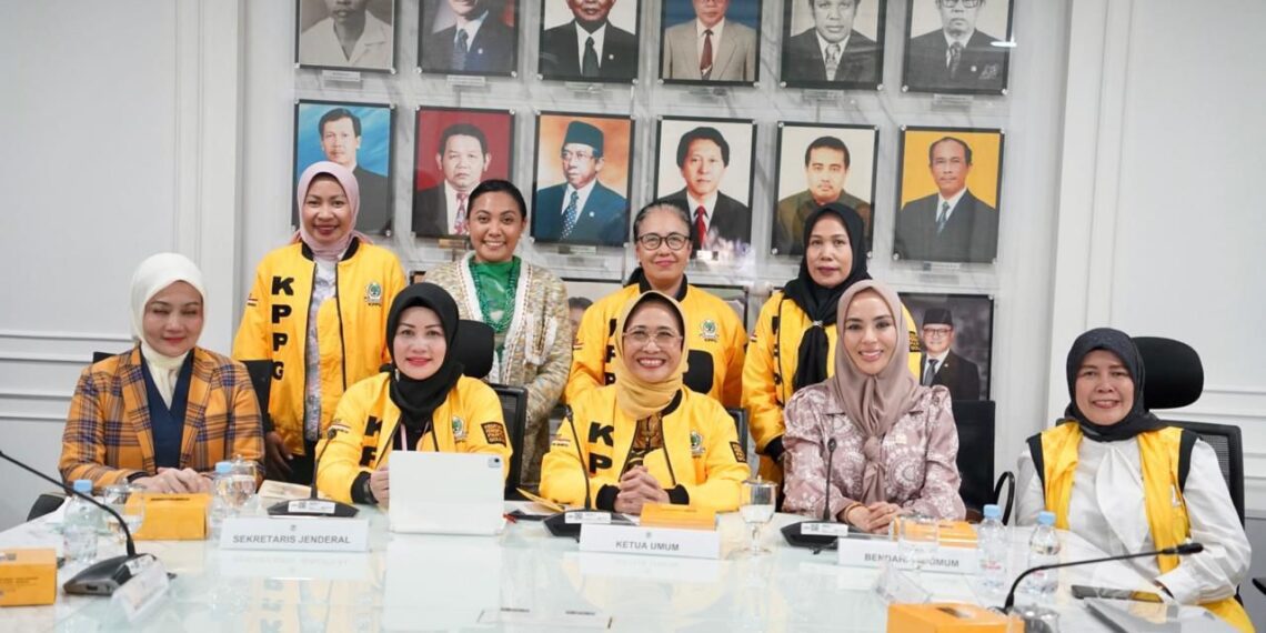 Ketua Umum PP KPPG, Hetifah Sjaifudian bersama Pengurus teras KPPG.