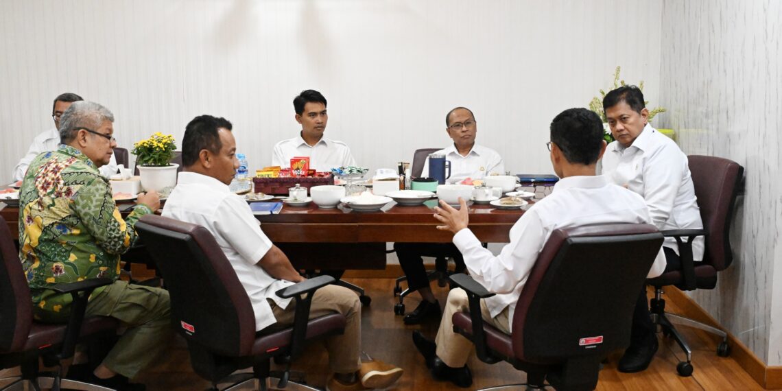 Wakil Menteri Transmigrasi Viva Yoga Mauladi saat menerima kunjungan Wakil Menteri Energi dan Sumber Daya Mineral (ESDM) Yuliot Tanjung di Kantor Kementrans, Kalibata, Jakarta (21/7/2025)