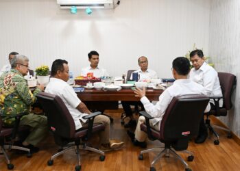 Wakil Menteri Transmigrasi Viva Yoga Mauladi saat menerima kunjungan Wakil Menteri Energi dan Sumber Daya Mineral (ESDM) Yuliot Tanjung di Kantor Kementrans, Kalibata, Jakarta (21/7/2025)