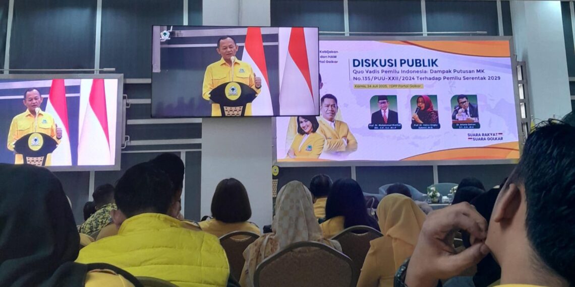 Sekjen DPP Partai Golkar, M. Sarmuji, saat menyampaikan sambutan dalam Diskusi Publik Quo Vadis Pemilu Indonesia? yang diadakan oleh DPP Partai Golkar pada Kamis (24/7).