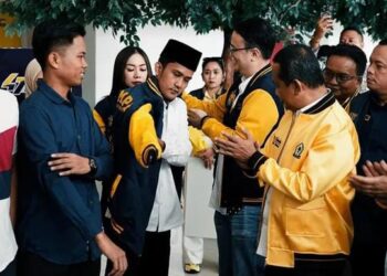 Kaharudin (Kiri) saat bergabung ke Partai Golkar sekaligus peringatan Hari Ulang Tahun AMPI di DPP Partai Golkar Jakarta.