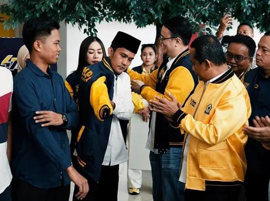 Kaharudin (Kiri) saat bergabung ke Partai Golkar sekaligus peringatan Hari Ulang Tahun AMPI di DPP Partai Golkar Jakarta.