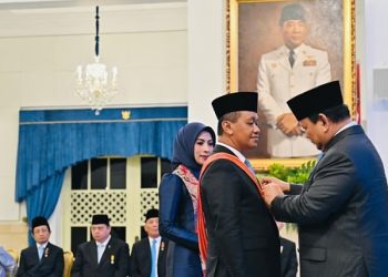 Presiden Prabowo saat menyematkan Bintang Mahaputra Adipurna kepada Bahlil Lahadalia, di Istana Negara Jakarta, Senin (25/8).