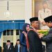 Presiden Prabowo saat menyematkan Bintang Mahaputra Adipurna kepada Bahlil Lahadalia, di Istana Negara Jakarta, Senin (25/8).