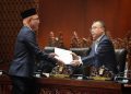 kKetua Komisi VIII DPR RI, Marwan Dasopang, saat menyerahkan hasil Pembicaraan Tingkat II/Pengambilan Keputusan terhadap RUU tentang Perubahan Ketiga atas UU Nomor 8 Tahun 2019 tentang Penyelenggaraan Ibadah Haji dan Umrah kepada Wakil Ketua DPR RI, Sufmi Dasco Ahmad.