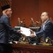 kKetua Komisi VIII DPR RI, Marwan Dasopang, saat menyerahkan hasil Pembicaraan Tingkat II/Pengambilan Keputusan terhadap RUU tentang Perubahan Ketiga atas UU Nomor 8 Tahun 2019 tentang Penyelenggaraan Ibadah Haji dan Umrah kepada Wakil Ketua DPR RI, Sufmi Dasco Ahmad.
