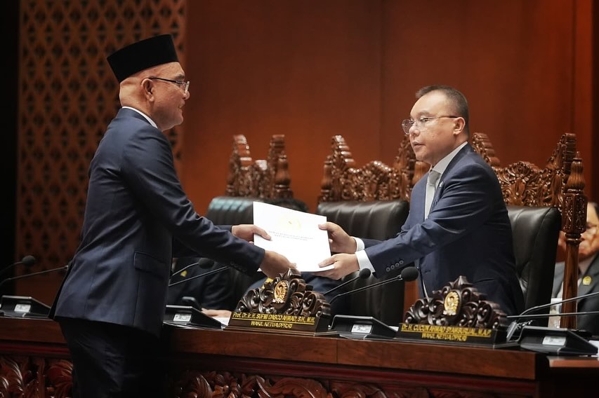 kKetua Komisi VIII DPR RI, Marwan Dasopang, saat menyerahkan hasil Pembicaraan Tingkat II/Pengambilan Keputusan terhadap RUU tentang Perubahan Ketiga atas UU Nomor 8 Tahun 2019 tentang Penyelenggaraan Ibadah Haji dan Umrah kepada Wakil Ketua DPR RI, Sufmi Dasco Ahmad.