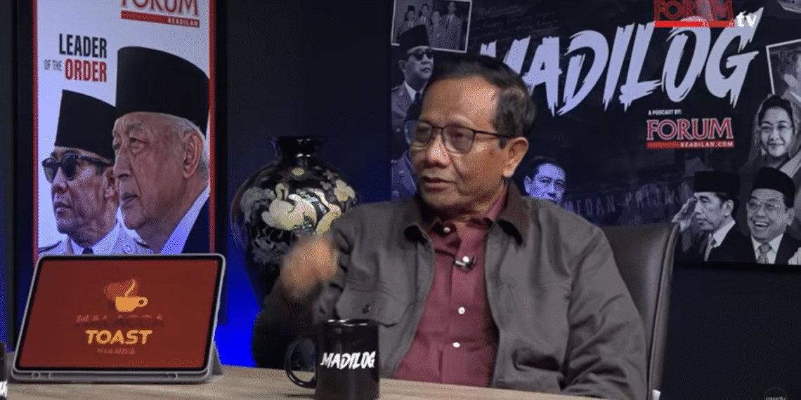 Mantan Menkopulhukam, Mahfud MD, dalam tayangan podcast Forum Keadilan TV yang tayang pada Jum'at (08/08).