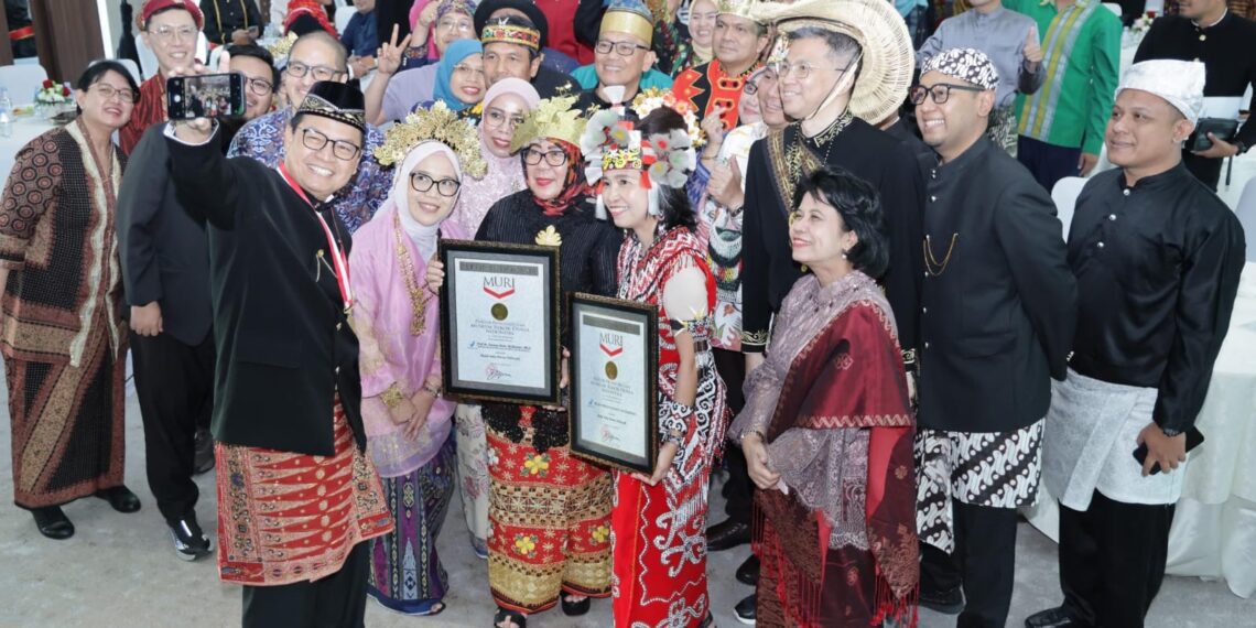 Badan Pengawas Obat dan Makanan (BPOM) RI mencetak sejarah dengan menggelar bedah tujuh buku karya Kepala BPOM, Prof. Dr. Taruna Ikrar, M.Biomed, Ph.D, secara serentak di seluruh Indonesia dengan menggunakan pakaian khas daerah, Kamis (31/7/2025).