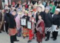 Badan Pengawas Obat dan Makanan (BPOM) RI mencetak sejarah dengan menggelar bedah tujuh buku karya Kepala BPOM, Prof. Dr. Taruna Ikrar, M.Biomed, Ph.D, secara serentak di seluruh Indonesia dengan menggunakan pakaian khas daerah, Kamis (31/7/2025).