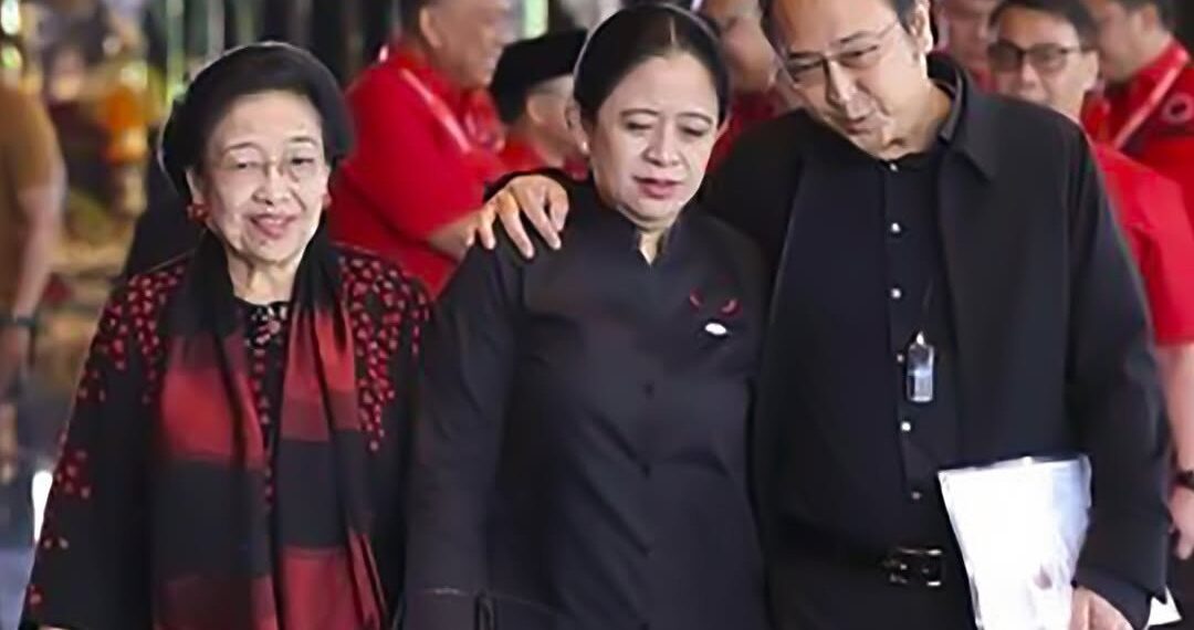 Ketua Umum DPP PDI Perjuangan Megawati Sukarno Putri dan kedua anaknya, Puan Maharani dan Prananda Prabowo.