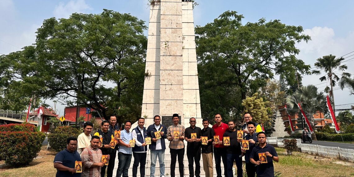 Kader Muda Partai Golkar saat peluncuran buku Menjaga Nurani Menata Negeri : Persembahan Kader Muda Kepada Sang Ketua di Tugu AMPI, Pandaan, Pasuruan pada Kamis (7/8). Sumber foto : AMPI Media Centre.