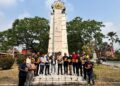 Kader Muda Partai Golkar saat peluncuran buku Menjaga Nurani Menata Negeri : Persembahan Kader Muda Kepada Sang Ketua di Tugu AMPI, Pandaan, Pasuruan pada Kamis (7/8). Sumber foto : AMPI Media Centre.