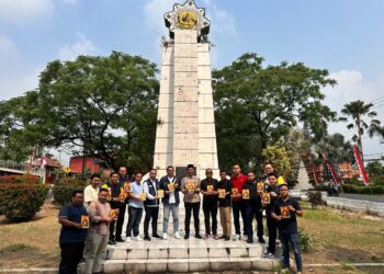 Kader Muda Partai Golkar saat peluncuran buku Menjaga Nurani Menata Negeri : Persembahan Kader Muda Kepada Sang Ketua di Tugu AMPI, Pandaan, Pasuruan pada Kamis (7/8). Sumber foto : AMPI Media Centre.