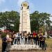 Kader Muda Partai Golkar saat peluncuran buku Menjaga Nurani Menata Negeri : Persembahan Kader Muda Kepada Sang Ketua di Tugu AMPI, Pandaan, Pasuruan pada Kamis (7/8). Sumber foto : AMPI Media Centre.