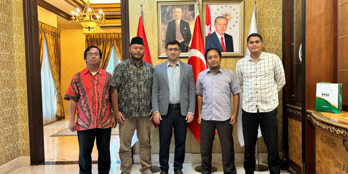 Kunjungan DPP PUI yang berlangsung pada Selasa (12/8/2025) dipimpin Ketua Bidang Hubungan Luar Negeri, Dr. Adhe Nuansa Wibisono disambut hangat oleh Dr. Cemal Sahin, Direktur Yunus Emre Enstitüsü Jakarta.