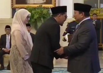 Gus Idror saat menerima penghargaan dari Presiden Prabowo mewakili keluarga KH.Maimoen Zubair.