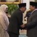 Gus Idror saat menerima penghargaan dari Presiden Prabowo mewakili keluarga KH.Maimoen Zubair.